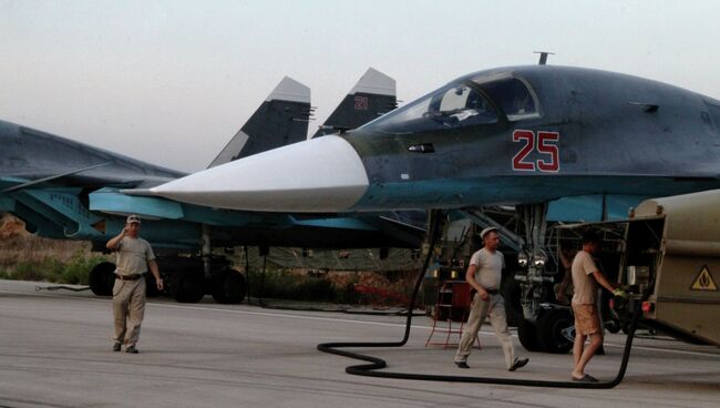 Технический персонал обслуживает российские самолеты СУ 34 в аэропорту Хмеймим. Архивное фото