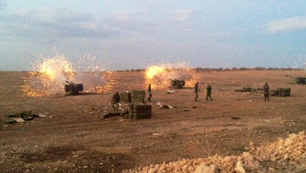 Сирийская артиллерия ведет огонь по террористам на севере провинция Хама в Сирии. Архивное фото