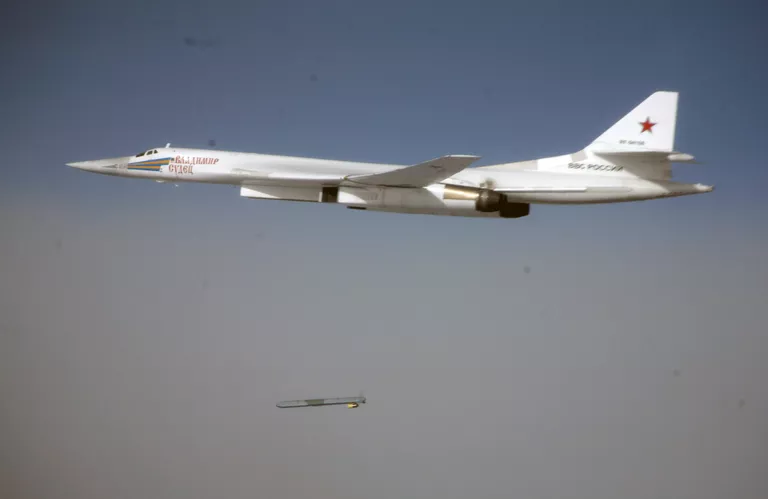 Бомбардировщик-ракетоносец Ту-160 Военно-космических сил России, выполняет пуск крылатой ракеты по объектам ИГ в Сирии Бомбардировщик-ракетоносец Ту-160 Военно-космических сил России, выполняет пуск крылатой ракеты по объектам ИГ в Сирии