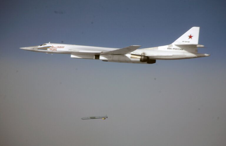 Бомбардировщик-ракетоносец Ту-160 Военно-космических сил России, выполняет пуск крылатой ракеты по объектам ИГ в Сирии Бомбардировщик-ракетоносец Ту-160 Военно-космических сил России, выполняет пуск крылатой ракеты по объектам ИГ в Сирии