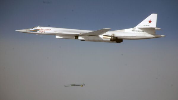 Бомбардировщик-ракетоносец Ту-160 Военно-космических сил России, выполняет пуск крылатой ракеты по объектам ИГ в Сирии. Архивное фото