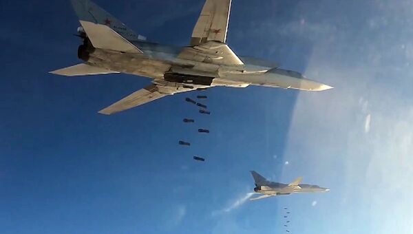 Бомбардировщики-ракетоносцы Ту-22 МЗ Военно-космических сил России во время нанесения авиаудара по объектам ИГ в Сирии. Архивное фото