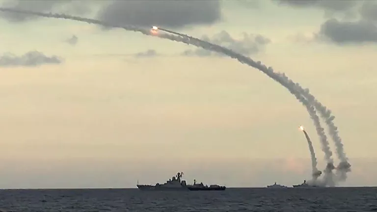 Из акватории Каспийского моря ракетными кораблями Каспийской флотилии Российской Федерации нанесен массированный удар 18 крылатыми ракетами комплекса Калибр-НК по семи целям позиций террористов в сирийских провинциях Ракка, Идлиб и Алеппо Из акватории Каспийского моря ракетными кораблями Каспийской флотилии Российской Федерации нанесен массированный удар 18 крылатыми ракетами комплекса Калибр-НК по семи целям позиций террористов в сирийских провинциях Ракка, Идлиб и Алеппо