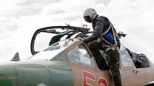 Пилот садится в штурмовик Су-25 ВКС России