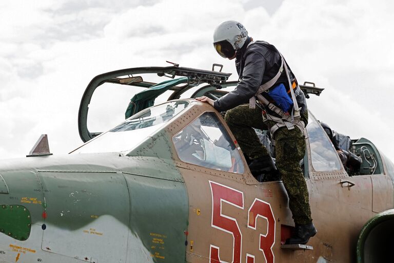 Пилот садится в штурмовик Су-25 ВКС России на авиабазе Хмеймим в Сирии перед вылетом в пункт постоянной дислокации самолета на территории России Пилот садится в штурмовик Су-25 ВКС России на авиабазе Хмеймим в Сирии перед вылетом в пункт постоянной дислокации самолета на территории России