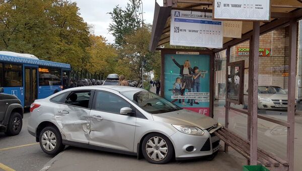 Последствия ДТП с участием автомобиля, который врезался в остановку наземного городского транспорта на ул. Дмитрия Ульянова