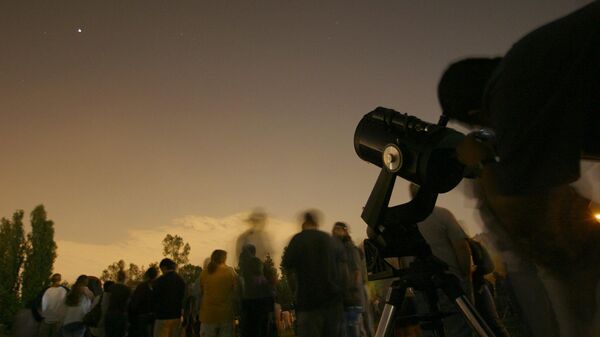 Люди смотрят через телескоп