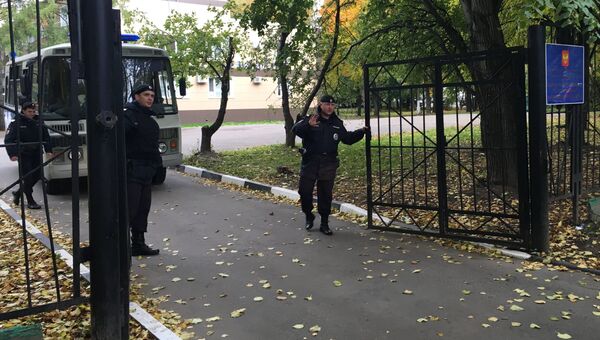 Сотрудники полиции у здания Ространснадзора в Москве, где проводятся обыски по уголовному делу о получении взяток