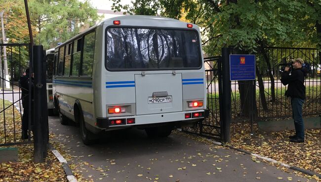 Сотрудники полиции у здания Ространснадзора в Москве, где проводятся обыски по уголовному делу о получении взяток. Архивное фото