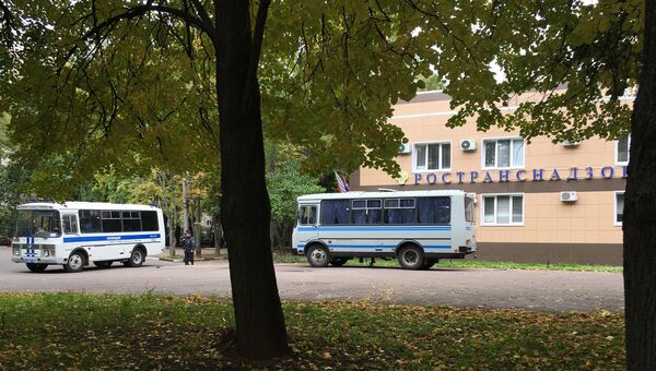 Полицейские автобусы у здания управления Ространснадзора