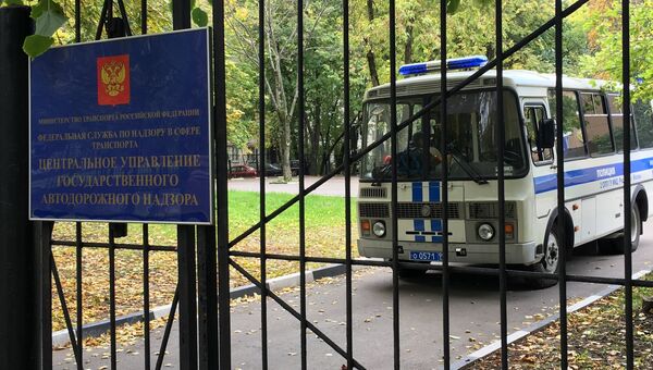 Полицейский автобус у здания столичного управления Ространснадзора