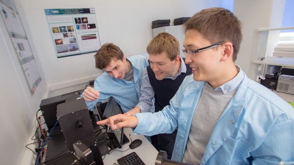 Дмитрий Свинцов и коллеги проводят эксперименты с графеном