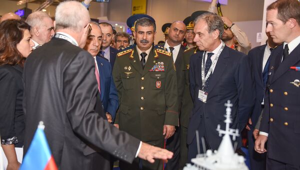 Mинистр обороны Азербайджана Закир Гасанов на выставке вооружений и боевой техники ADEX-2016 в Баку