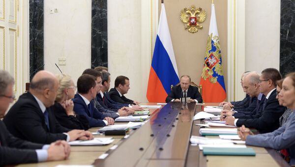 Владимир Путин проводит совещание. Архивное фото