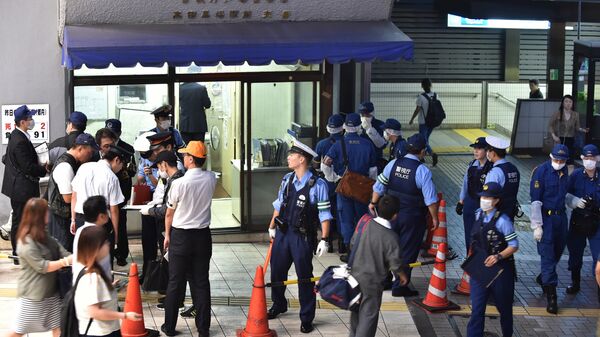 Японские полицейские у станции метро в Токио после сообщения об отравлении пассажиров