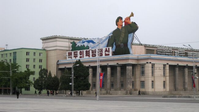 Центральная площадь имени основателя КНДР Ким Ир Сена в Пхеньяне. Архивное фото
