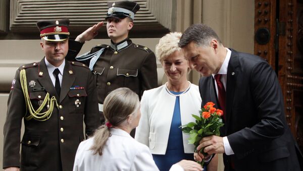 Пятый президент Латвии Раймонд Вейонис (справа) после окончания церемонии инаугурации