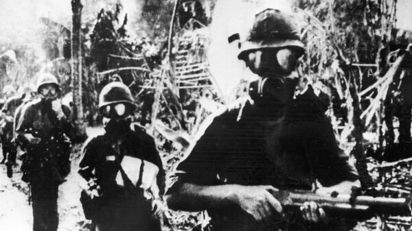 Американские военнослужащие в противогазах. Война в Южном Вьетнаме