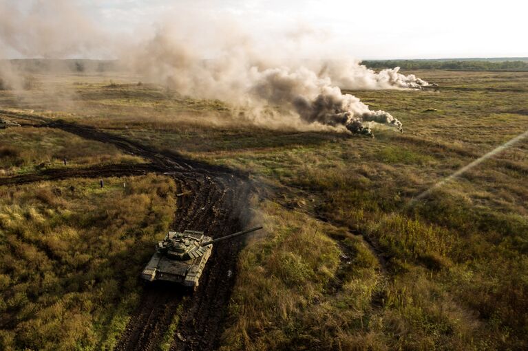 Танк Т-72Б3 во время полевых занятий танковых подразделений мотострелкового соединения Южного военного округа