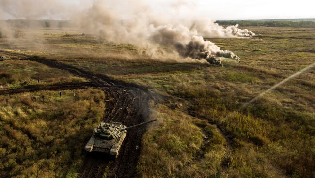 Танк Т-72Б3 во время полевых занятий танковых подразделений мотострелкового соединения Южного военного округа. Архивное фото