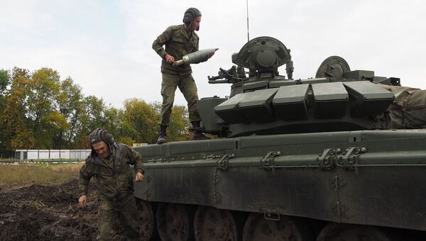 Военнослужащие танковых подразделений мотострелкового соединения Южного военного округа во время полевых занятий
