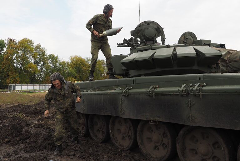 Военнослужащие танковых подразделений мотострелкового соединения Южного военного округа во время полевых занятий