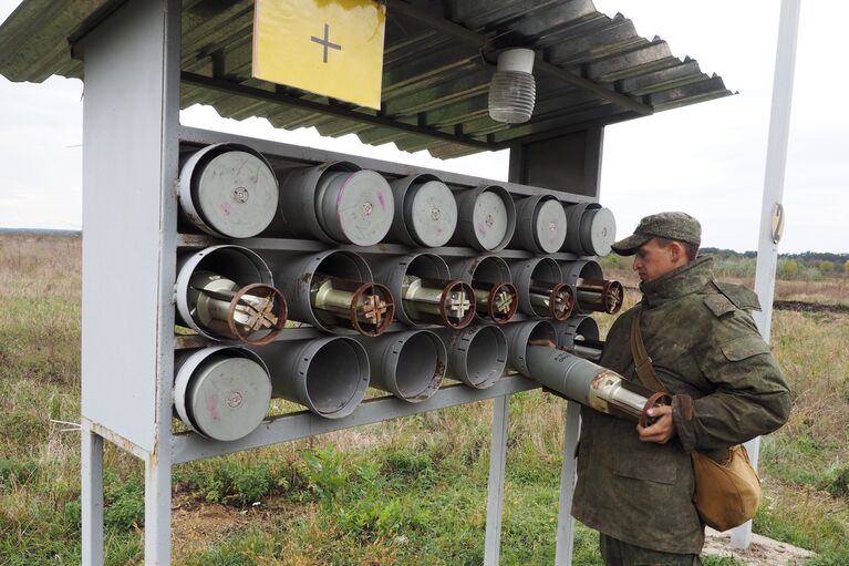 Военнослужащий танковых подразделений мотострелкового соединения Южного военного округа во время полевых занятий