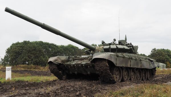 Танк Т-72Б3 во время полевых занятий. Архивное фото