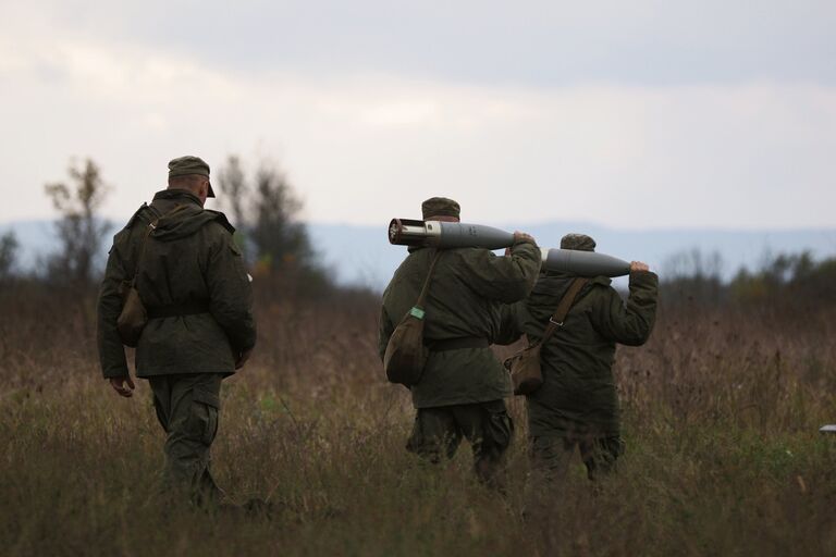 Военнослужащие танковых подразделений мотострелкового соединения Южного военного округа во время полевых занятий