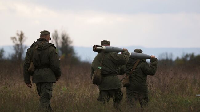 Военнослужащие танковых подразделений мотострелкового соединения Южного военного округа во время полевых занятий. Архивное фото