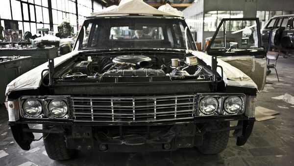 Автомобиль ЗИЛ-117 во время реставрации на участке внутренней отделки в цехе реставрации автомобилей представительского класса на АМО ЗИЛ в Москве