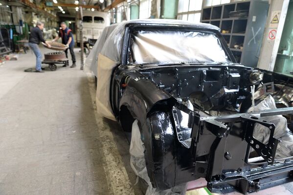 Автомобиль ЗИЛ на участке сборки в цехе реставрации автомобилей представительского класса на АМО ЗИЛ в Москве