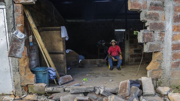 Житель в разрушенном в результате землетрясения доме, Никарагуа, сентябрь 2016