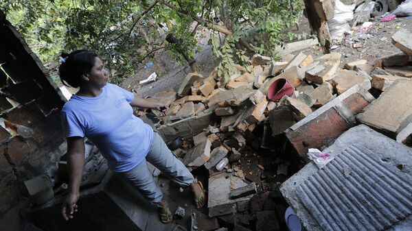 Житель в разрушенном в результате землетрясения доме, Никарагуа, сентябрь 2016