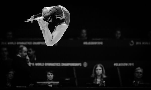 Ван Ян (КНР) выполняет упражнения на бревне в финале соревнований в отдельных видах среди женщин на чемпионате мира по спортивной гимнастике в Глазго