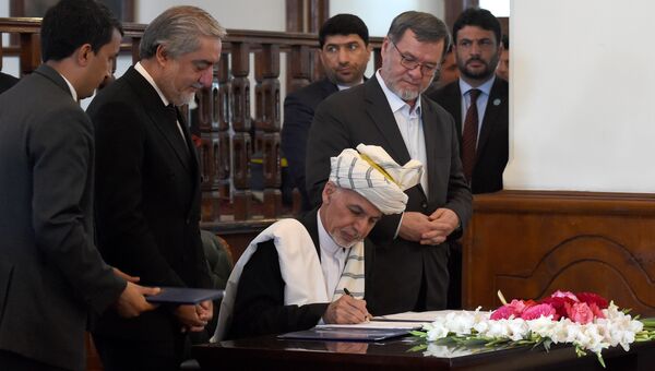 Президент Афганистана Ашраф Гани подписывает мирное соглашение с Хезб-э-Ислами (Исламская партия Афганистана), возглавляемой Гульбеддином Хекматияром. 29 сентября 2016