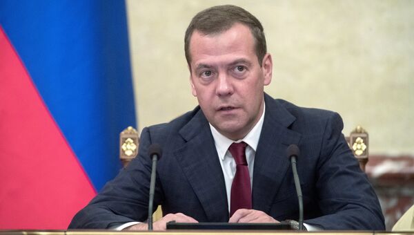 Председатель правительства РФ Дмитрий Медведев поздравляет министра транспорта РФ Максима Соколова с днем рождения. 29 сентября 2016
