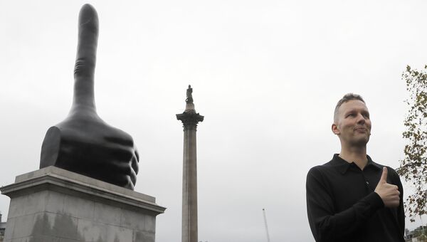Скульптура Really Good и ее автор Дэвид Шригли на Трафальгарской площади в Лондоне, Великобритания. 29 сентября 2016