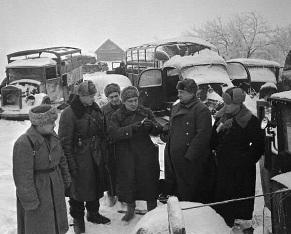 Командующий 16-й армией генерал-лейтенант Константин Рокоссовский, член Военного Совета Алексей Лобачев и писатель Владимир Ставский осматривают захваченную советскими войсками технику противника Командующий 16-й армией генерал-лейтенант Константин Рокоссовский, член Военного Совета Алексей Лобачев и писатель Владимир Ставский осматривают захваченную советскими войсками технику противника