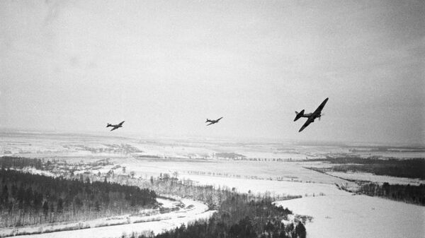 Советские самолеты облетают вражеские позиции под Москвой. 1941 год . Архивное фото