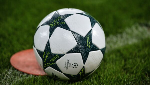 Футбольный мяч на поле