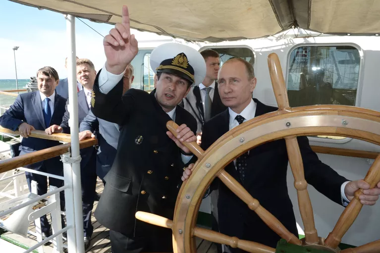Президент РФ Владимир Путин на борту парусного судна Надежда в Сочи Президент РФ Владимир Путин на борту парусного судна Надежда в Сочи
