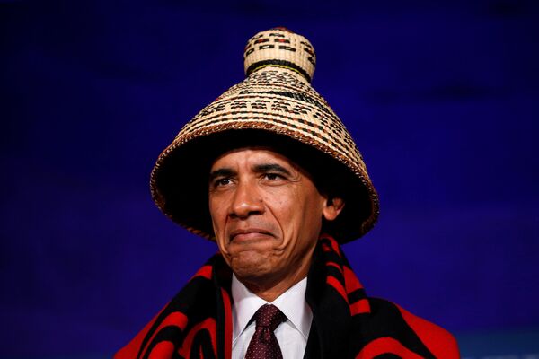 Президент США Барак Обама в традиционной одежде индейцев перед выступлением на ежегодной Конференции племенных наций в Белом доме