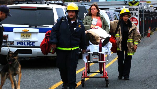 Сотрудники экстренных служб на месте железнодорожной катастрофы на станции города Хобокен в штате Нью-Джерси, США. 29 сентября 2016