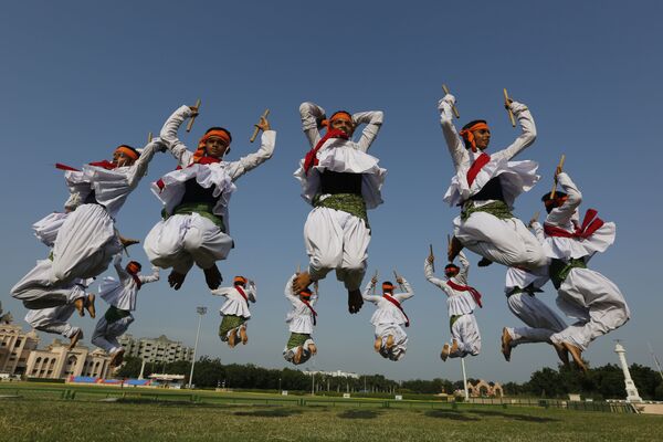 Студенты во время традиционного танца штата Гуджарат в городе Ахмадабад, Индия