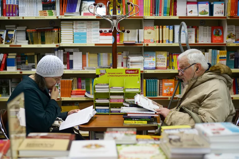 Покупатели в книжном магазине Покупатели в книжном магазине