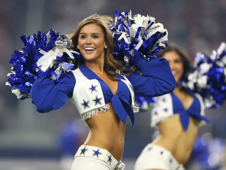 Девушки из группы поддержки футбольного клуба Dallas Cowboys во время выступления в Арлингтоне Девушки из группы поддержки футбольного клуба Dallas Cowboys во время выступления в Арлингтоне
