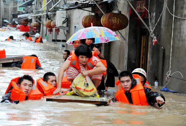 Спасатели эвакуируют жителей из зоны наводнения в китайской провинции Фуцзянь