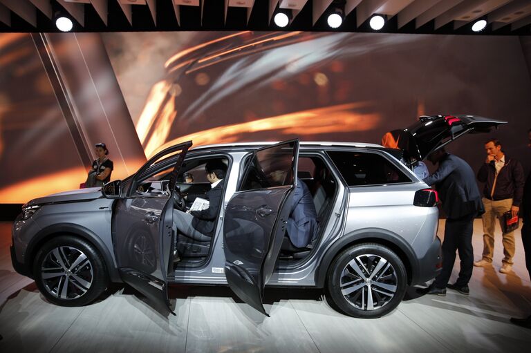 Автомобиль Peugeot 5008 SUV на Парижском автосалоне-2016