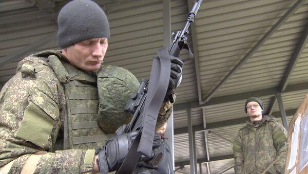 Военные ВС РФ испытали автоматы Калашникова и экипировку Ратник в Алабино